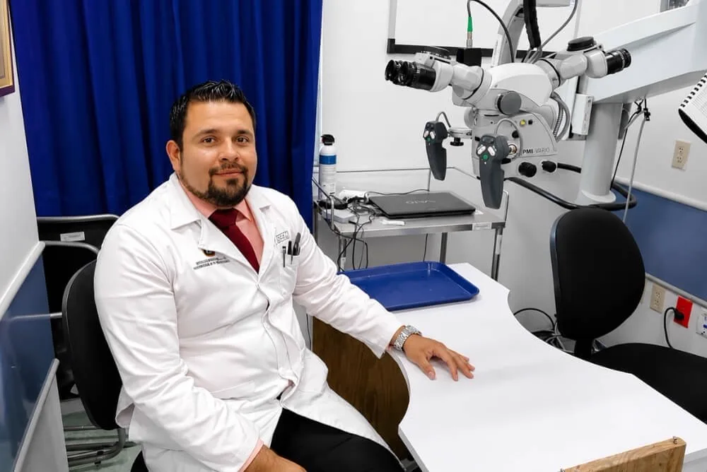 El Dr. Julio Ramírez en el consultorio de valoración oncológica