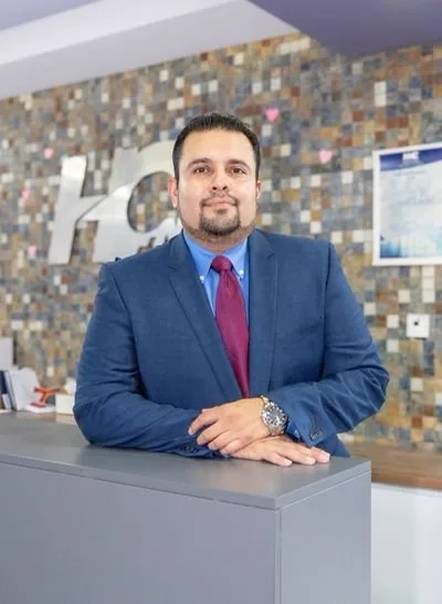 Dr. Julio Ramírez, cirujano especialista en quiste sebáceo